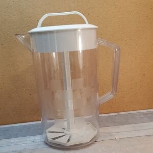 Pampered Chef Quick Stir 2 Quart Pitcher  1 G